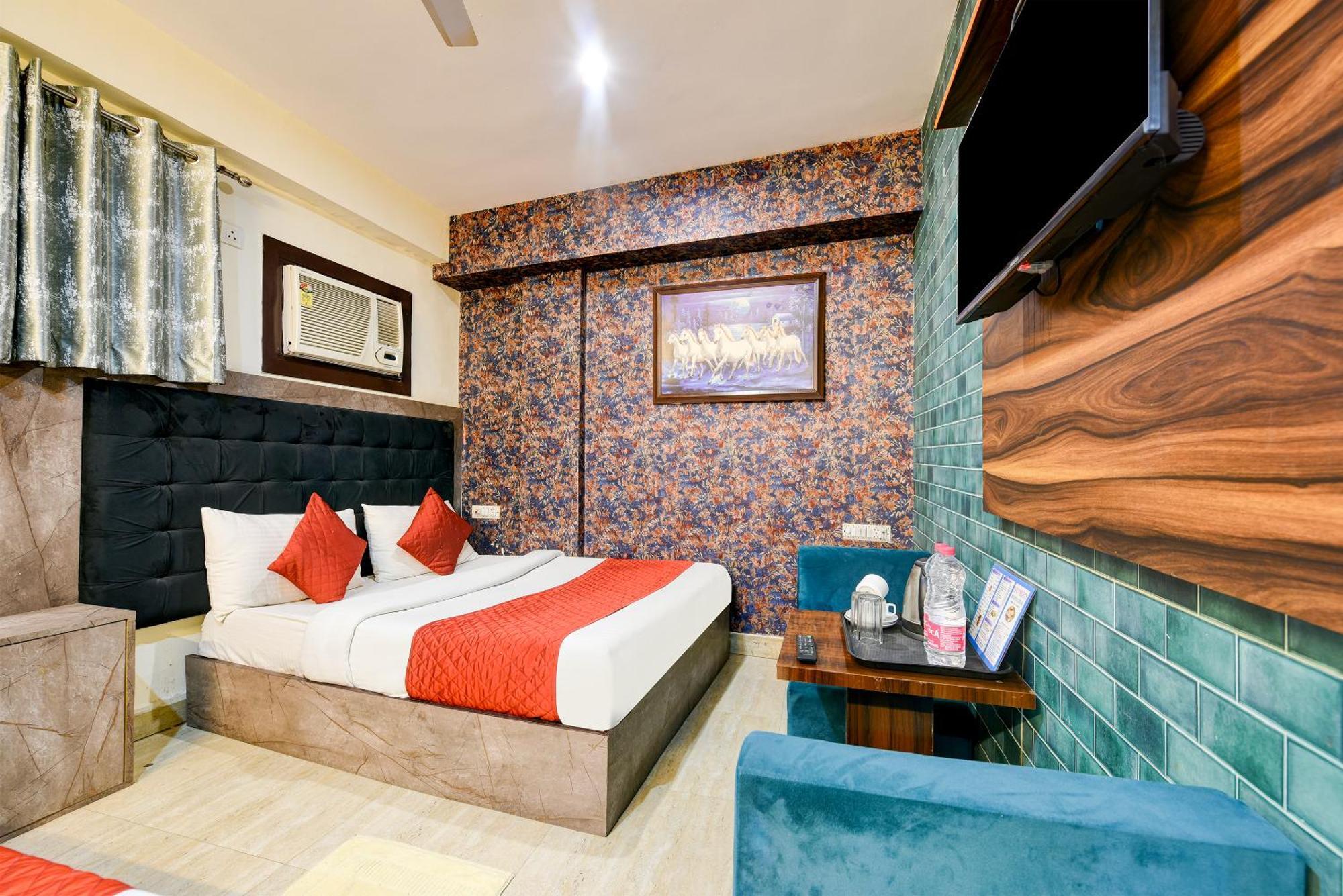 Hotel Majestic Plaza At Airport 3*